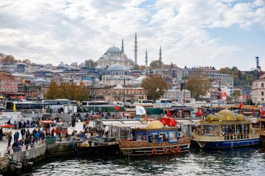 İSTANBUL, TÜRKÇE 18 Kasım 2022. İstanbul, Türkiye 'de Süleyman Camii Altın Boynuz manzarası.
