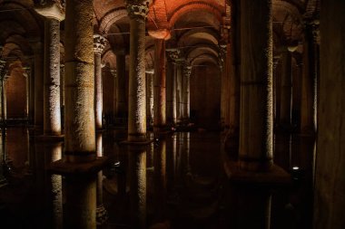 Bazilika Sarayı ya da Yerebatan Sarayi, İstanbul 'un altındaki antik yeraltı su deposu..