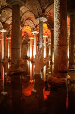 Bazilika Sarayı ya da Yerebatan Sarayi, İstanbul 'un altındaki antik yeraltı su deposu..