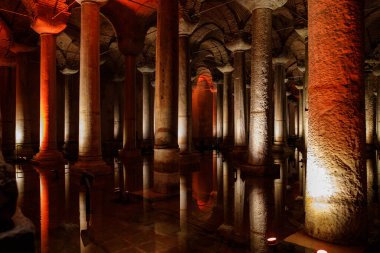 Bazilika Sarayı ya da Yerebatan Sarayi, İstanbul 'un altındaki antik yeraltı su deposu..