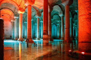 Bazilika Sarayı ya da Yerebatan Sarayi, İstanbul 'un altındaki antik yeraltı su deposu..