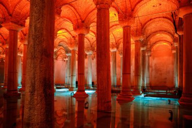 Bazilika Sarayı ya da Yerebatan Sarayi, İstanbul 'un altındaki antik yeraltı su deposu..