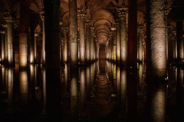 Bazilika Sarayı ya da Yerebatan Sarayi, İstanbul 'un altındaki antik yeraltı su deposu..