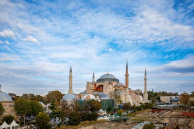 Ayasofya Müzesi, Ayasofya Sofya İstanbul 'da Sultan Ahmet parkında, Türkiye' de güzel bir sonbahar günü. Bizans mimarisi, şehir simgesi ve mimari dünyası harikası..
