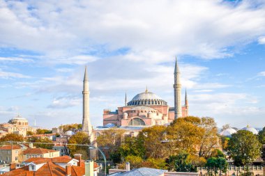 Ayasofya Müzesi, Ayasofya Sofya İstanbul 'da Sultan Ahmet parkında, Türkiye' de güzel bir sonbahar günü. Bizans mimarisi, şehir simgesi ve mimari dünyası harikası..