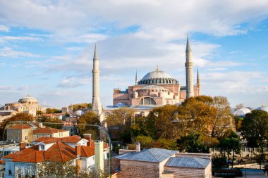 Ayasofya Müzesi, Ayasofya Sofya İstanbul 'da Sultan Ahmet parkında, Türkiye' de güzel bir sonbahar günü. Bizans mimarisi, şehir simgesi ve mimari dünyası harikası..