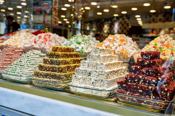 Türkiye 'nin İstanbul kentindeki Grand Bazaar' da geniş bir tatlı yelpazesi var. Tarihsel pazar popüler bir turizm merkezidir ve dünyanın en eski pazarlarından biridir.