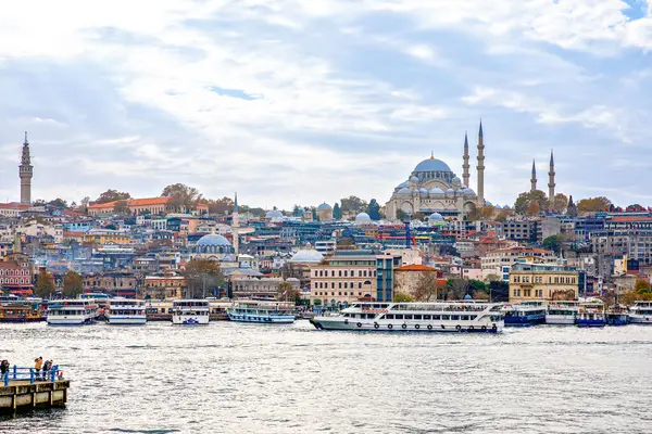 İstanbul 'un Altın Boynuz körfezindeki Süleyman Camii yakınındaki İskeleye bak.