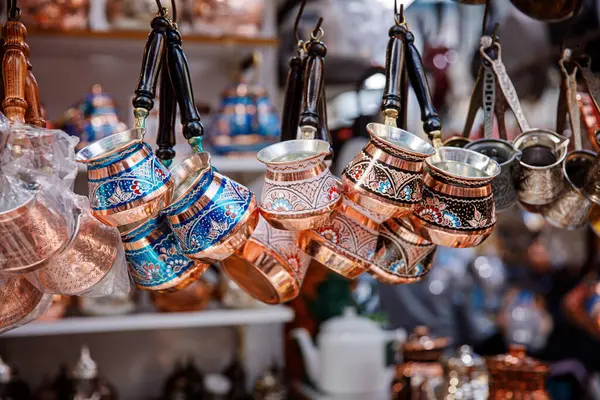 Hediyelik eşya dükkanında geleneksel metal eşyalar. Bakır kahve kupaları. Doğu otantik oryantal bardaklar. İstanbul, Türkiye 'deki Grand Bazaar.