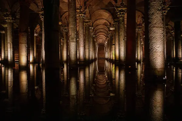 Cisterna Basílica Yerebatan Sarayi Antiguo Embalse Subterráneo Agua Debajo Ciudad — Foto de Stock
