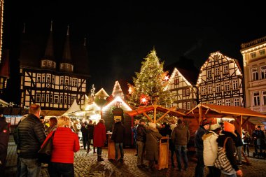 ALSFELD, GERMANY - 9 Aralık 2022: Noel dekorasyonlu eski pazar yeri, mağazalı eski evler, restoranlar ve Noel pazarının ziyaretçileri. Geleneksel Noel pazarı.