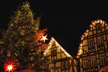 Alsfeld, Hesse, Almanya 'da eski pazar yeri. Noel süslemeleri, mağazaları, restoranları ve Noel pazarının ziyaretçileri olan eski evler. Geleneksel Noel pazarı