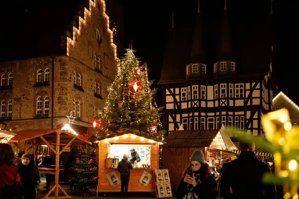 Alsfeld Germany 2222年12月9日 クリスマスの装飾 レストラン クリスマスマーケットの訪問者が付いている古い市場の場所 伝統的なクリスマスマーケット — ストック写真