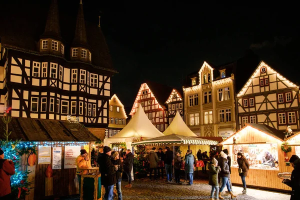 德国阿尔萨斯 2022年12月9日 有圣诞装饰的老市场 有商店 餐馆和圣诞市场游客的老房子 传统的圣诞市场 — 图库照片