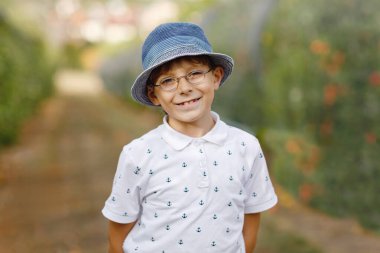 Kırmızı elma organik meyve bahçesi olan küçük yürümeye başlayan çocuk kız ve çocuk çocuk portresi. Mutlu kardeşler, çocuk, kardeşi ve olgunlaşmış meyve ağaçlarından toplama ve having fun kız kardeşi. Aile için hasat mevsimi