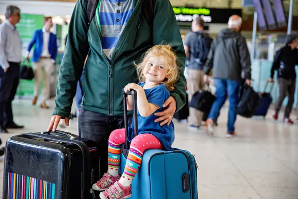 Bonita Menina Criança Pai Aeroporto Família Feliz Viajando Avião Fazendo — Fotografia de Stock
