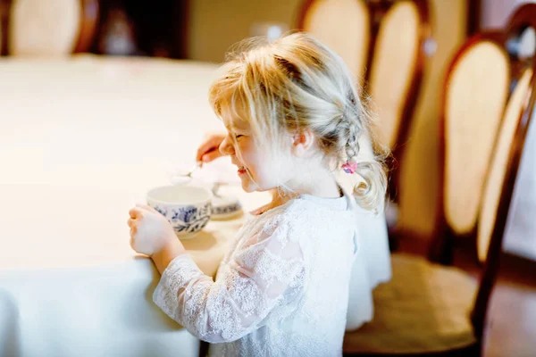 Küçük Kız Kahvaltıda Yapımı Yoğurt Yiyor Tatlı Sağlıklı Mutlu Çocuk — Stok fotoğraf