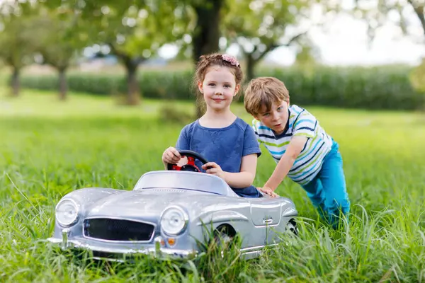 Mutlu Çocuk Açık Havada Yaz Bahçesinde Eski Oyuncak Arabalarıyla Oynuyorlar — Stok fotoğraf