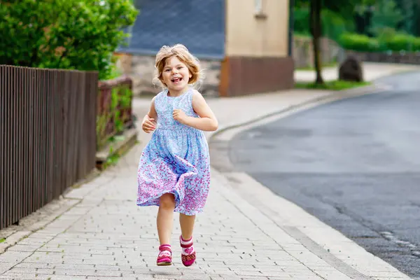 幸せな小さな幼児の女の子は街の路上で 屋外で実行している 走ること 歩くこと 晴れた夏の日にジャンプすることを楽しんでいる面白い就学前の子供 夏のアクティブな家族のレジャー — ストック写真