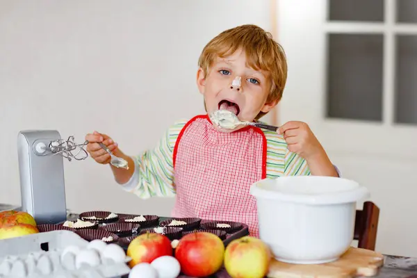可爱的金发学龄前小男孩在自家厨房里烤苹果蛋糕和松饼 有趣可爱的健康的孩子与搅拌机 水果一起工作的乐趣 家里的小帮手 — 图库照片