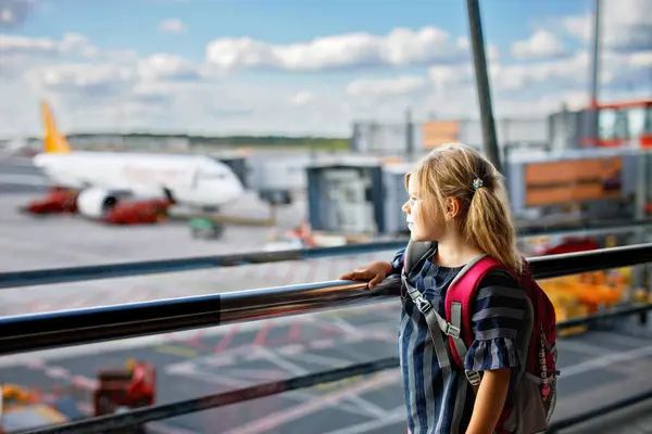 Havaalanında Küçük Bir Kız Büyük Pencereye Inmeyi Bekliyor Tatlı Çocuk — Stok fotoğraf