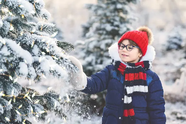 Маленькая Девочка Играет Снегом Детским Садом Зимнем Лесу Снежный Холодный — стоковое фото