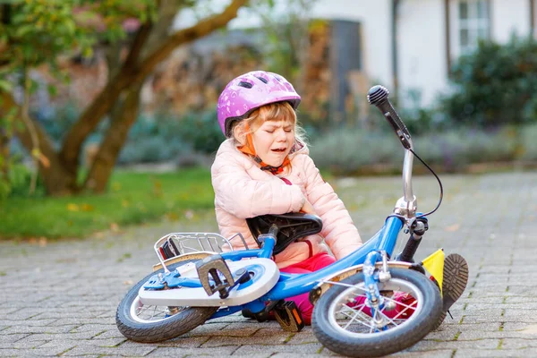 Bisikletten Düştükten Sonra Yerde Oturan Tatlı Küçük Kız Güvenli Kasklı — Stok fotoğraf