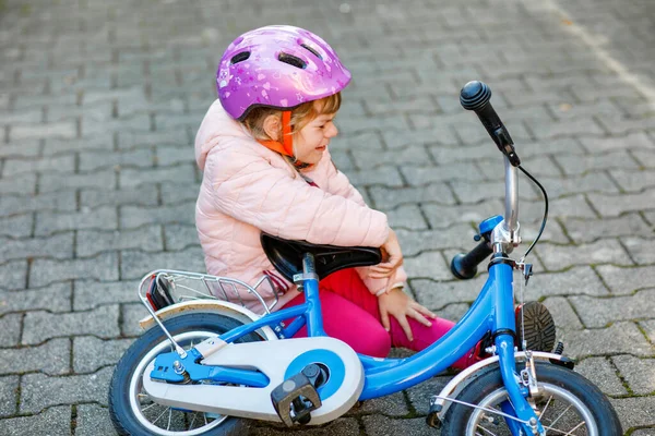 Menina Bonito Sentado Chão Depois Cair Sua Moto Criança Pré — Fotografia de Stock