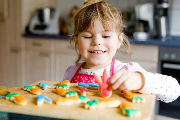 Cute Little Toddler Girl Fresh Baked Homemade Easter Spring Cookies — Stock Photo, Image