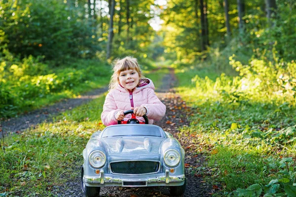Pequena Menina Pré Escolar Dirigindo Grande Carro Brinquedo Vintage Criança — Fotografia de Stock