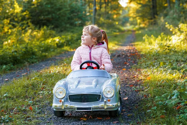 Маленькая Дошкольница Рулем Большой Винтажной Игрушечной Машины Счастливый Ребенок Получающий — стоковое фото