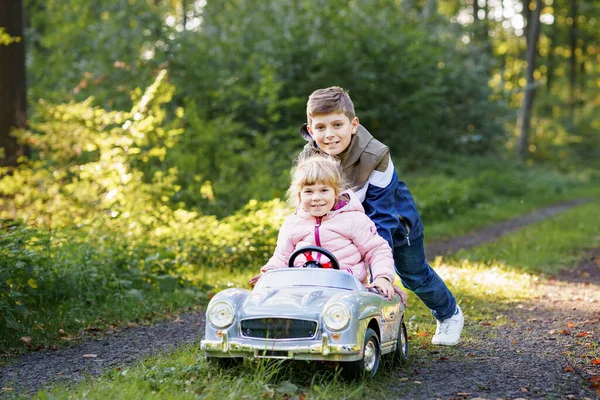 Duas Crianças Felizes Brincando Com Carro Brinquedo Velho Grande Floresta — Fotografia de Stock