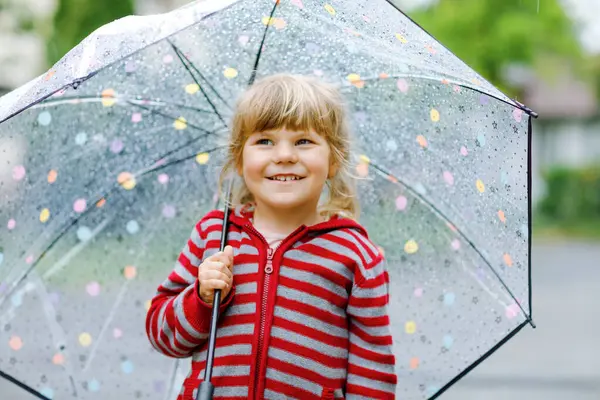 Маленькая Девочка Играет Большим Зонтиком Дождливый День Счастливый Позитивный Ребенок — стоковое фото