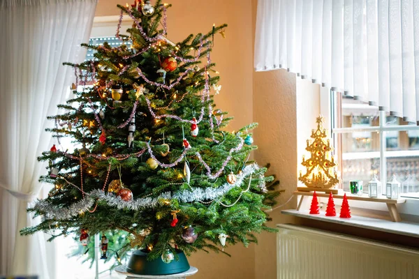Geschmückter Weihnachtsbaum Drinnen Weihnachtsbaumschmuck Vintage Und Modern Mit Lichterbeleuchtung — Stockfoto