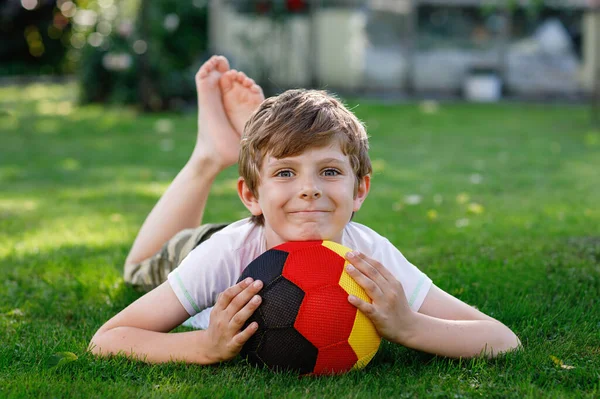 Feliz Chico Activo Jugando Fútbol Con Pelota Colores Bandera Alemana —  Fotos de Stock