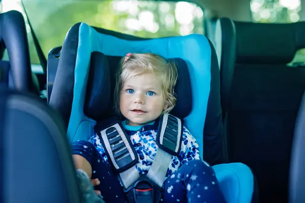 Αξιολάτρευτο Κοριτσάκι Μπλε Μάτια Που Κάθεται Στο Κάθισμα Του Αυτοκινήτου — Φωτογραφία Αρχείου