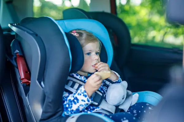 Adorable Niña Con Ojos Azules Sentada Asiento Seguridad Del Coche —  Fotos de Stock