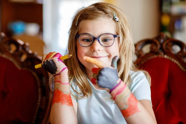 Kleine Vorschulmädchen Malen Mit Filzstiften Auf Händen Kreative Niedliche Kind — Stockfoto