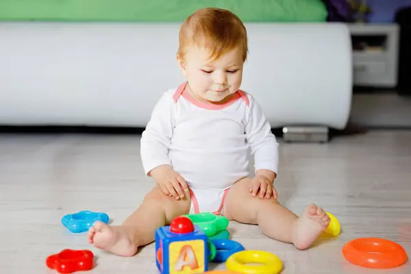 Schattig Babymeisje Spelen Met Educatief Speelgoed Kinderkamer Gelukkig Gezond Kind — Stockfoto
