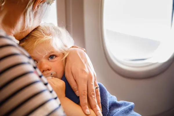 Küçük Çocukla Uçakla Seyahat Eden Bir Kadın Üzgün Yeni Yürümeye — Stok fotoğraf