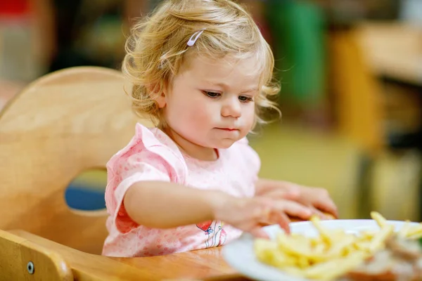 Menina Adorável Criança Comendo Legumes Saudáveis Batatas Fritas Insalubres Bonito — Fotografia de Stock
