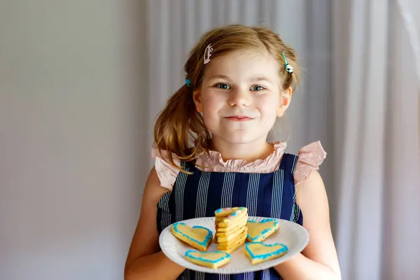 Happy Little Preschool Girl Celebrating Birthday Closeup Child Homemade Biscuite — Stock Photo, Image