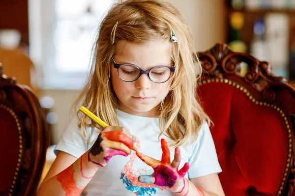 Kleine Vorschulmädchen Malen Mit Filzstiften Auf Händen Kreative Niedliche Kind — Stockfoto