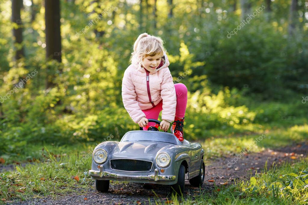 Anaokulundaki Küçük Kız Büyük Bir Oyuncak Araba Kullanıyor Mutlu Çocuk |  Stok fotoğrafçılık ©romrodinka | Telifsiz resim #687888890