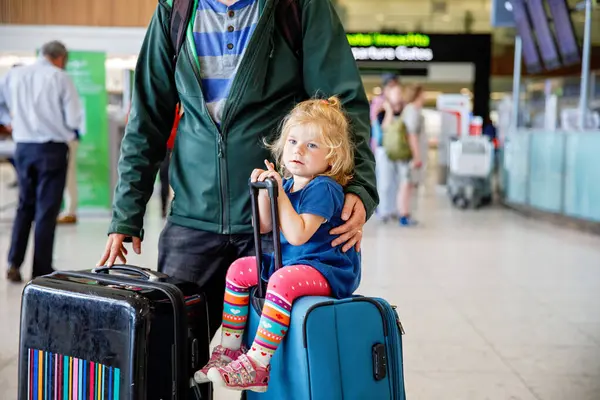Roztomilá Holčička Otec Letišti Šťastná Rodina Cestuje Letadlem Dělá Dovolenou — Stock fotografie
