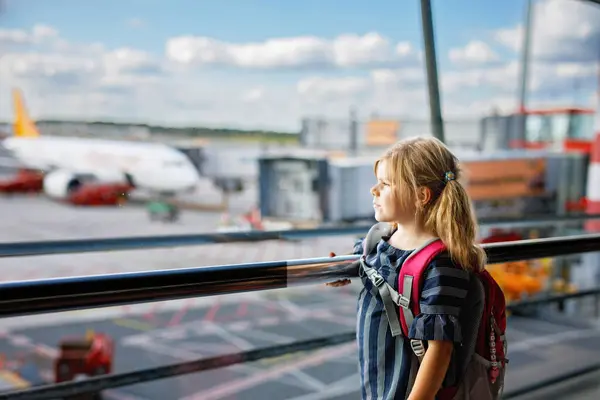 Het Kleine Meisje Het Vliegveld Wacht Landing Bij Het Grote — Stockfoto