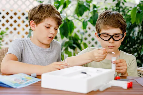Két Srác Kémiai Kísérleteket Végez Iskolában Védőszemüveges Gyermekek Vizsgálata Pipetta — Stock Fotó