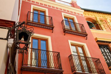 İspanya, Seville 'deki eski şehir merkezinin kapısı olan dekoratif balkonlar ve pencereler..
