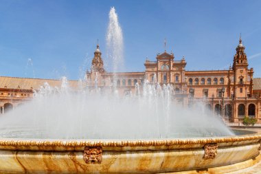 Sevilla, Endülüs, İspanya 'daki Plaza de Espana' nın panoramik manzarası.