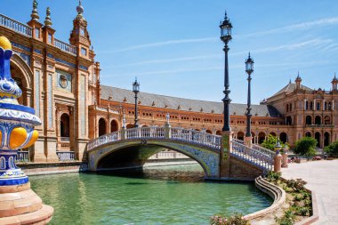 Sevilla, Endülüs, İspanya 'daki Plaza de Espana' nın panoramik manzarası.